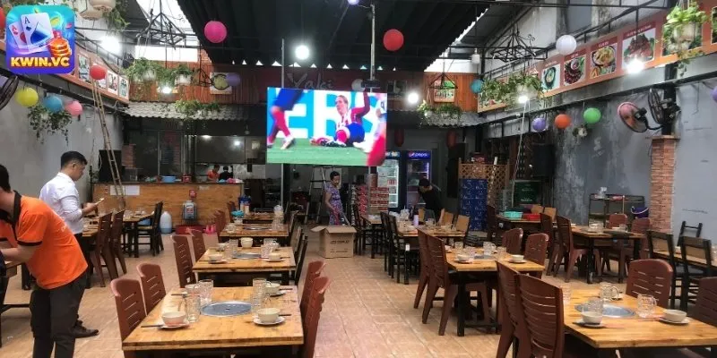 Quán có không gian rộng rãi thoải mái xem đá banh mà không bị gò bó